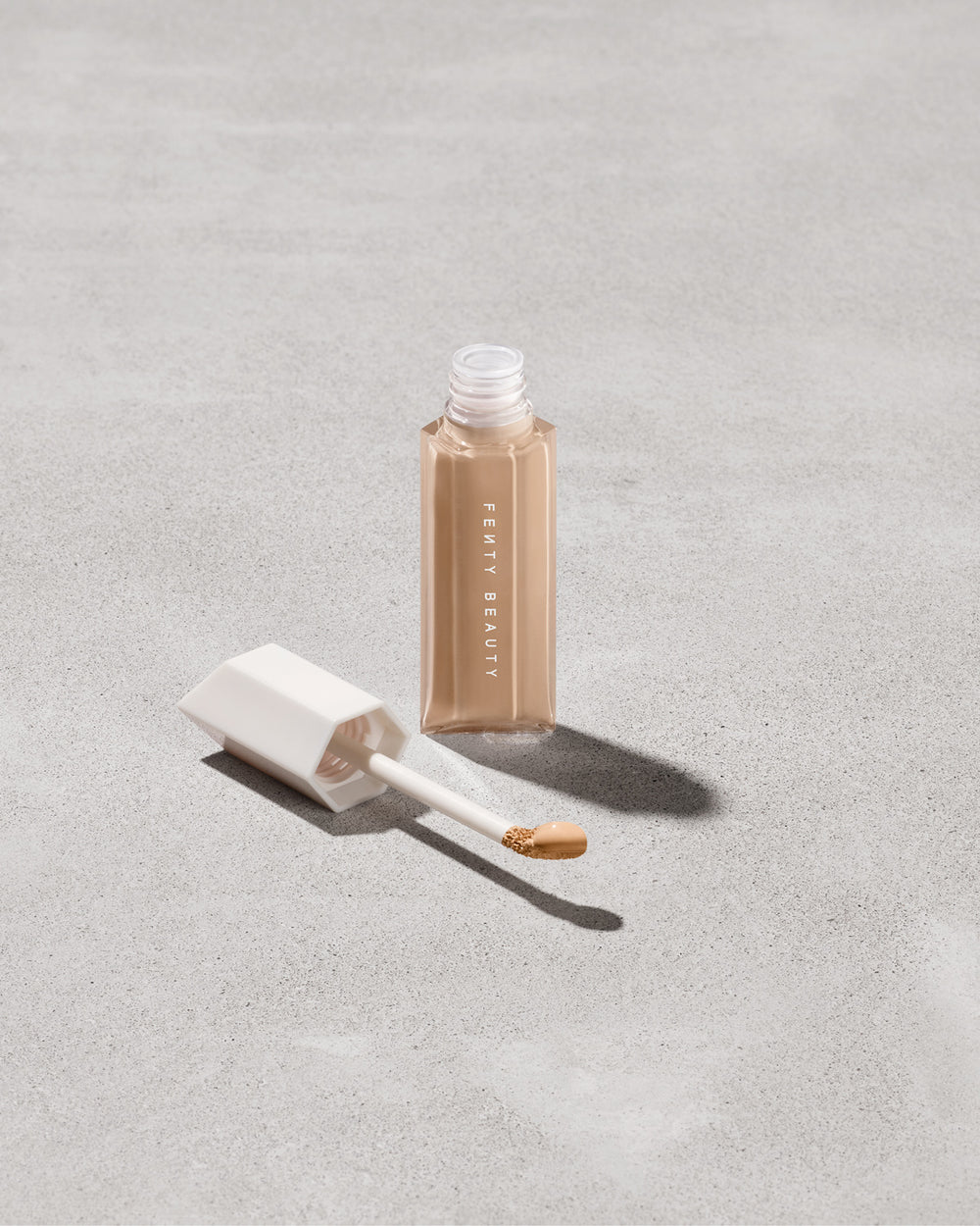 Консилер Fenty Beauty We're Even Hydrating Longwear Concealer, оттенок 240N