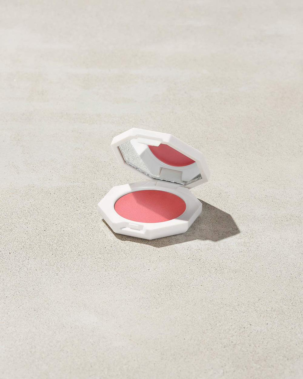 Румяна Fenty Beauty Cheeks Out Freestyle Cream Blush, оттенок PETAL POPPIN